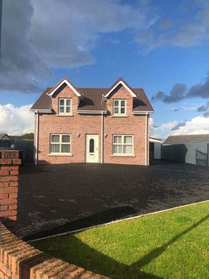 Slievenagarragh. A house in the garden Villa Hilltown Buitenkant foto